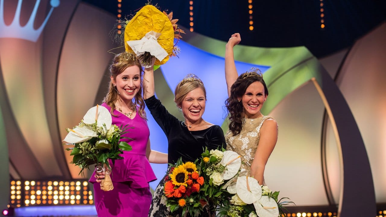 Grenzenlose Freude: Weinkönigin Carolin Klöckner (M) mit den Weinprinzessinnen Klara Zehnder (l) und Inga Storck.