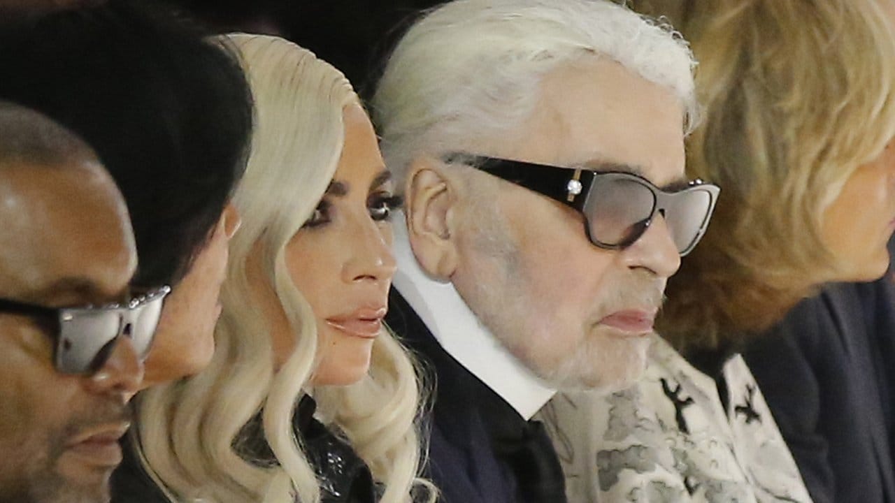 Lady Gaga und Karl Lagerfeld lassen sich die Celine-Show in Paris nicht entgehen.