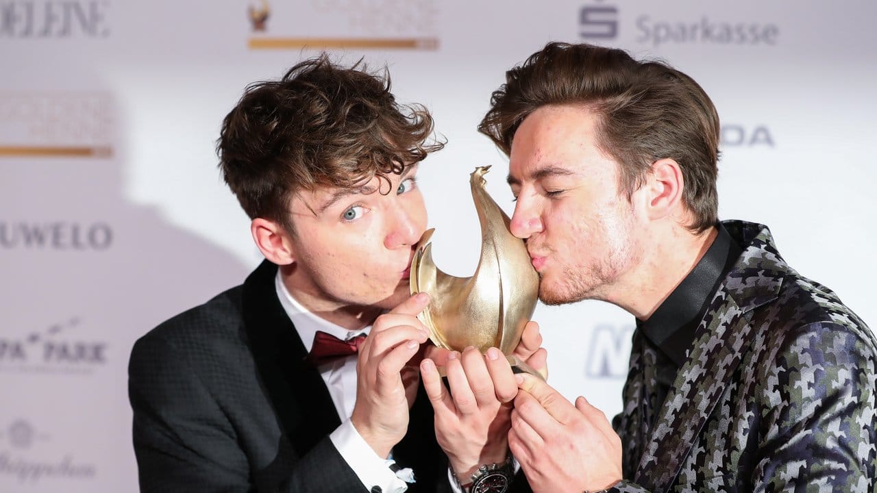 Die Lochis knutschen ihre Internet-Henne ab. Die Lochis knutschen ihre Internet-Henne ab.