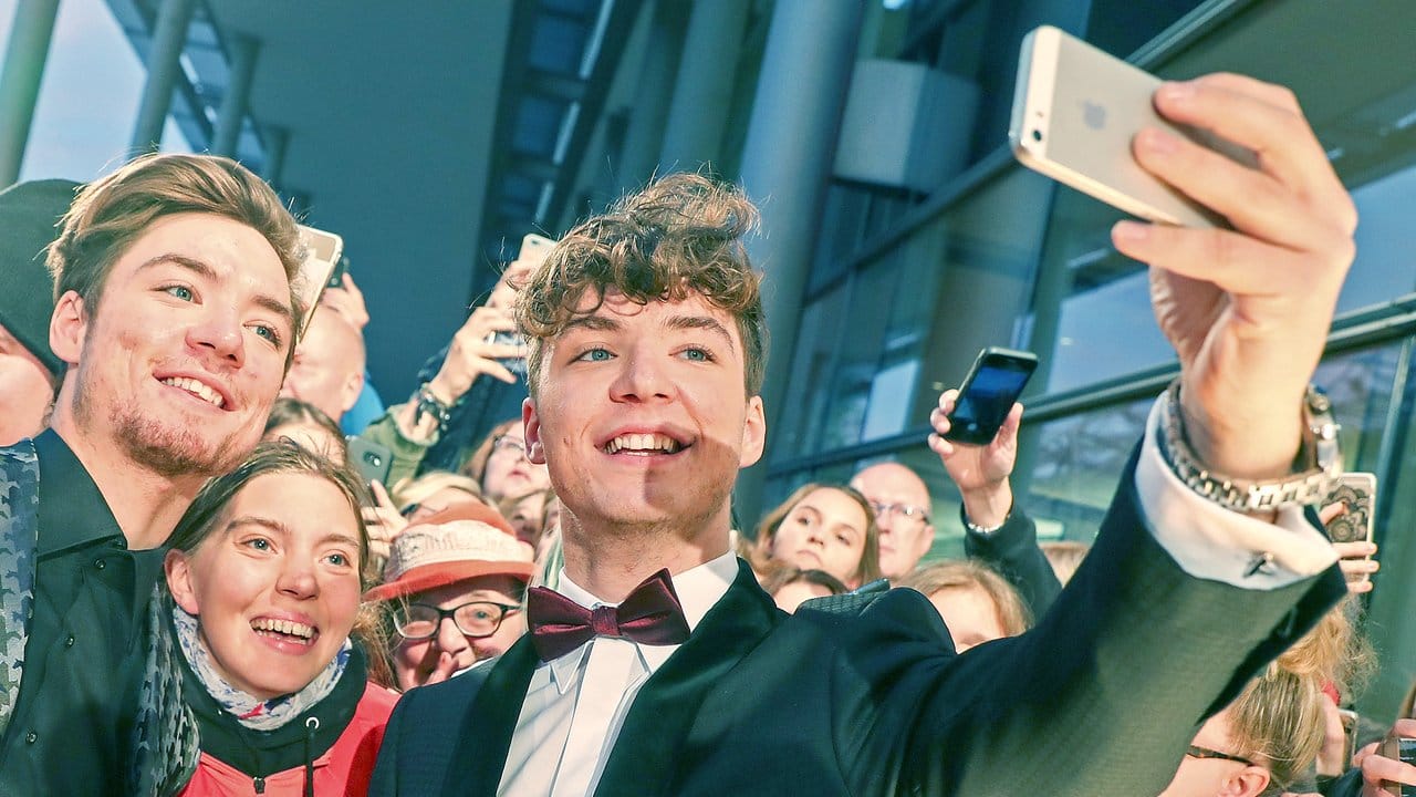 Ein Selfie für die Ewigkeit: Die Lochis auf dem roten Teppich. Ein Selfie für die Ewigkeit: Die Lochis auf dem roten Teppich.