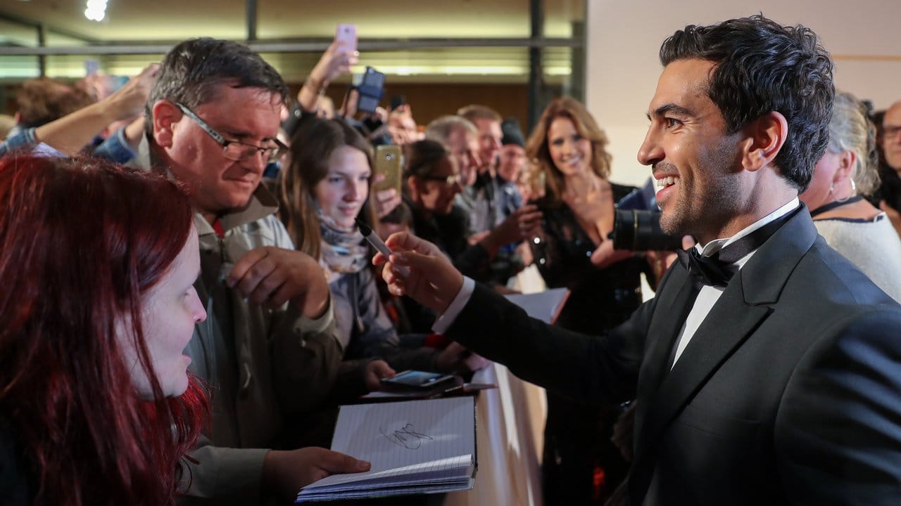 Seine Autogramme sind begehrt: Elyas M’Barek. Seine Autogramme sind begehrt: Elyas M’Barek.