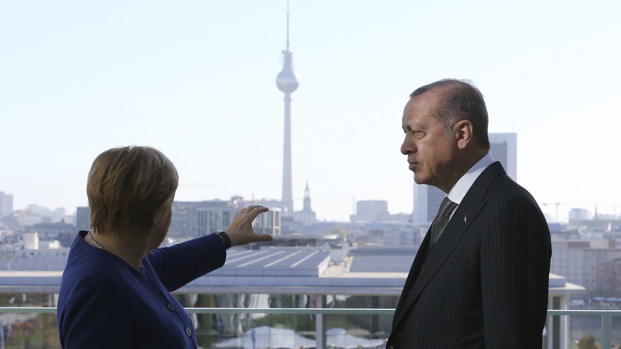 Blick auf Berlin: Bundeskanzlerin Merkel und der türkische Präsident Erdogan während eines Treffens im Kanzleramt.