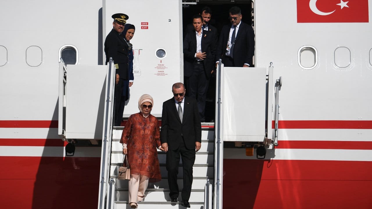 Recep Tayyip Erdogan und seine Frau Emine bei ihrer Ankunft in Köln.