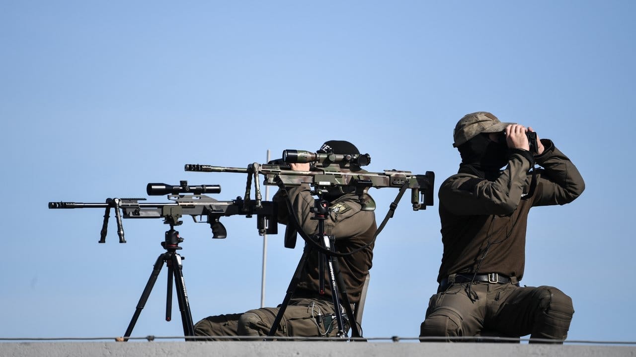 Zwei Scharfschützen der Polizei überwachen das Gelände am militärischen Teil des Flughafens Köln/Bonn.