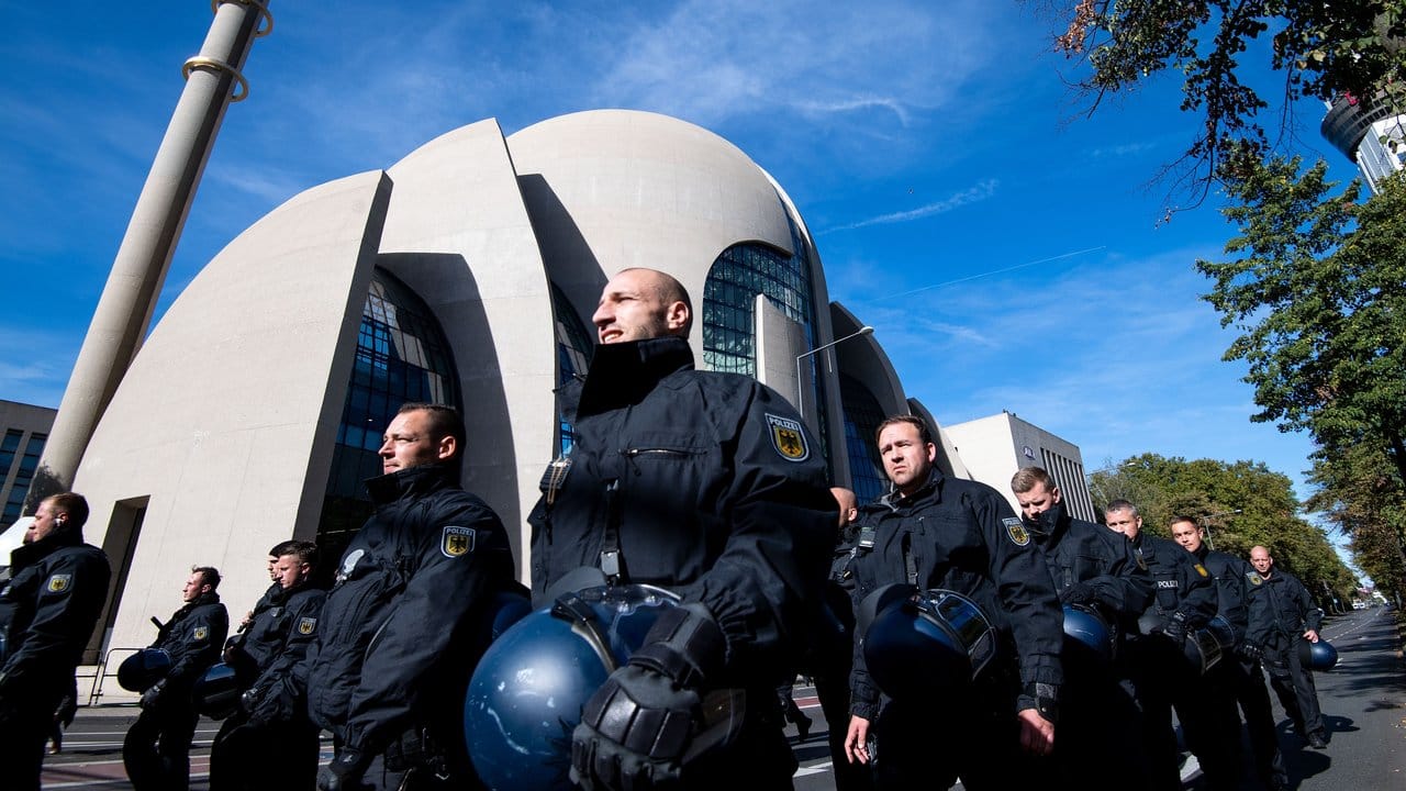 Der Besuch Erdogans wird durch einen der größten Polizeieinsätze in der Kölner Geschichte abgesichert.