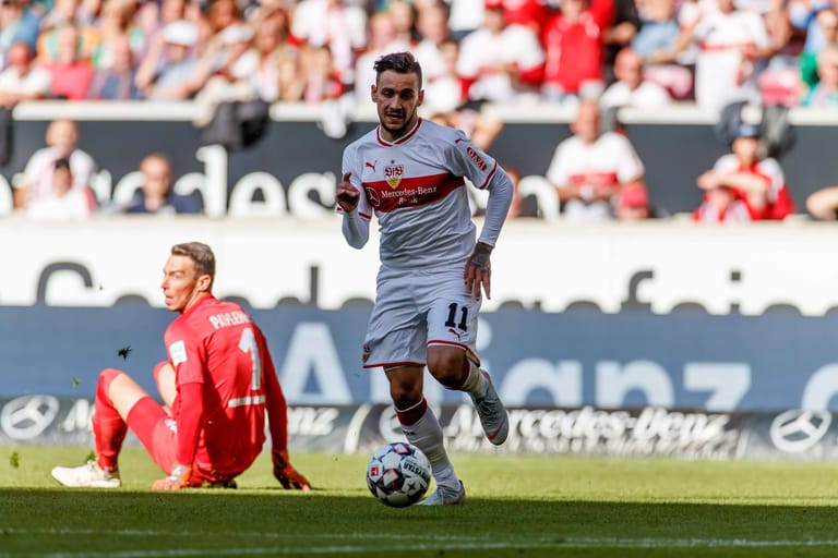 Anastasios Donis erzielt nach knapp 20 Minuten das 1:0 gegen Werder. Hinten sitzt Pavlenka auf dem Hosenboden.