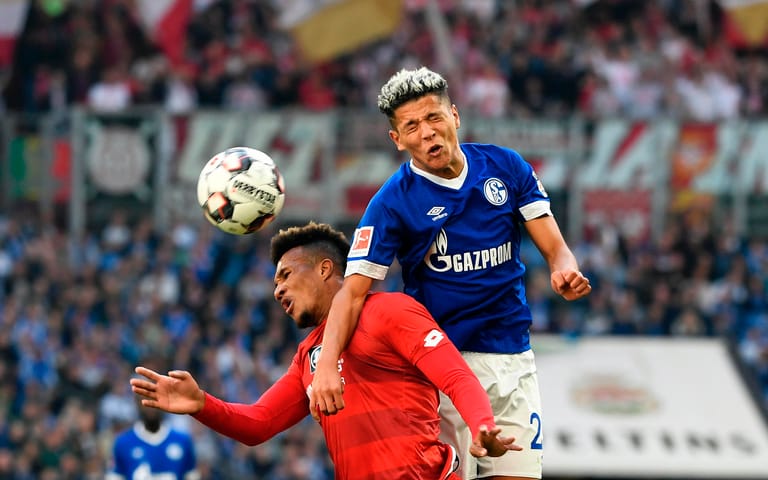 Augen zu und durch: Schalkes Amine Harit gegen Jean-Philippe Gbamin (l.) von Mainz.