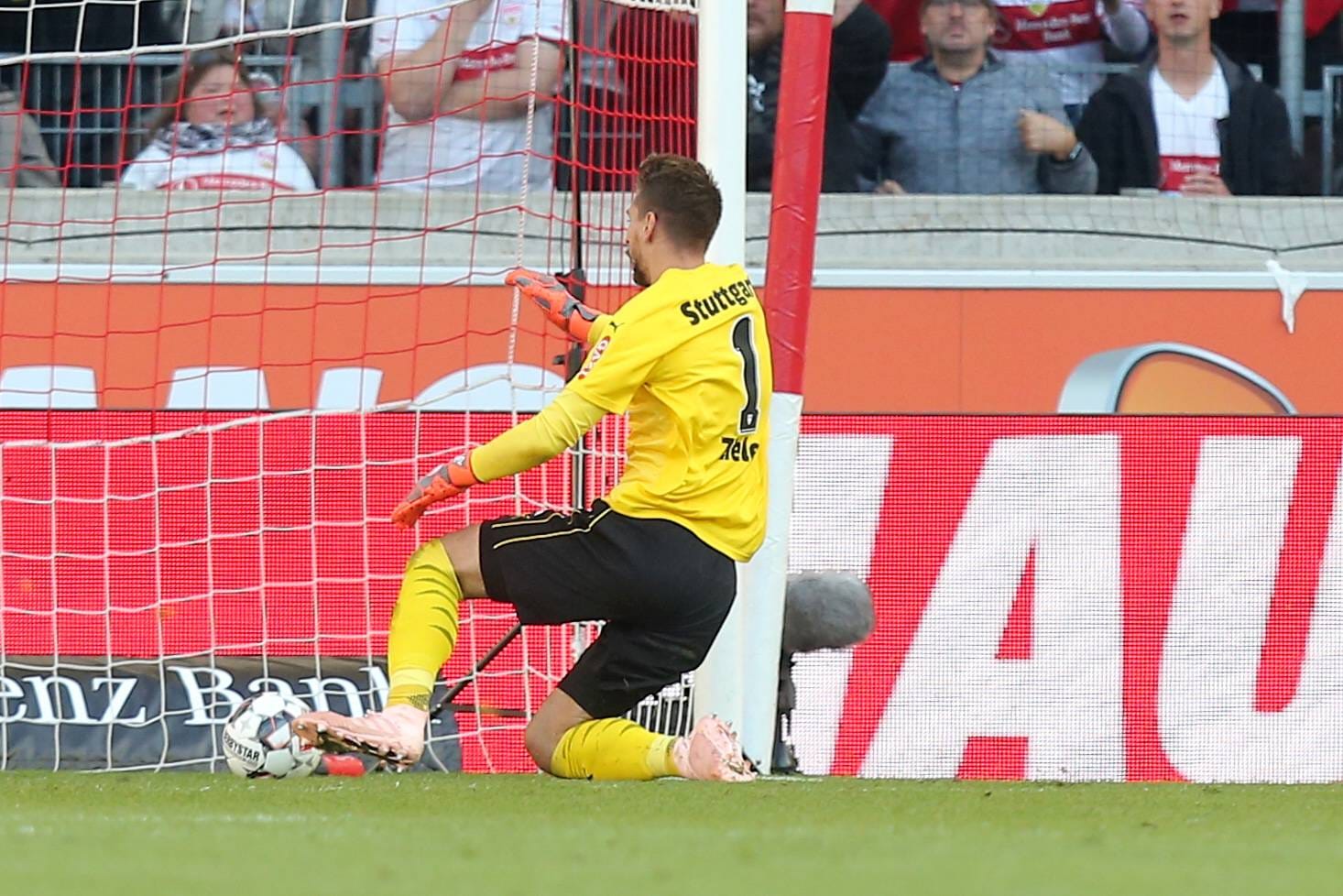 Was für eine Szene: Ron-Robert Zieler lässt den Einwurf von VfB-Mitspieler Sosa passieren zum 1:1. Hätte Zieler den Ball nicht berührt, hätte es Ecke für Werder gegeben.