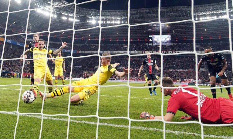 Der Anfang der furiosen Aufholjagd: BVB-Talent Jacob Bruun Larsen grätscht den Abstauber zum 1:2 ins Tor. Am Ende gewinnt Dortmund mit 4:2 gegen Leverkusen.