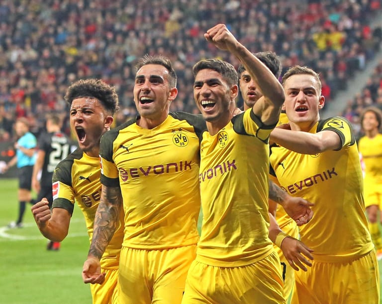 Dortmund hat das Topspiel gedreht: Die Stars um Doppel-Torschütze Alcacer (2.v.l.) jubeln.