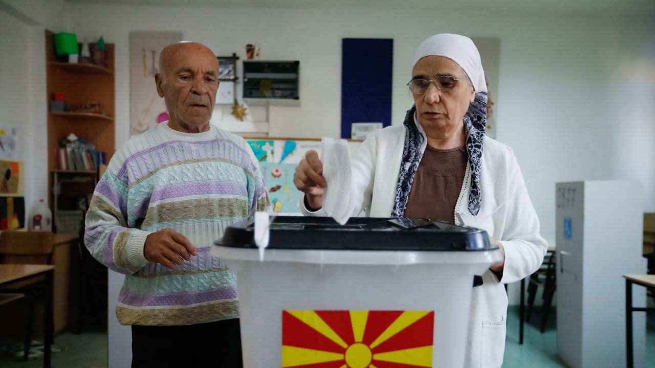 Eine Frau gibt bei dem Referendum ihre Stimme in einem Wahllokal in Skopje ab. Eine Frau gibt bei dem Referendum ihre Stimme in einem Wahllokal in Skopje ab.