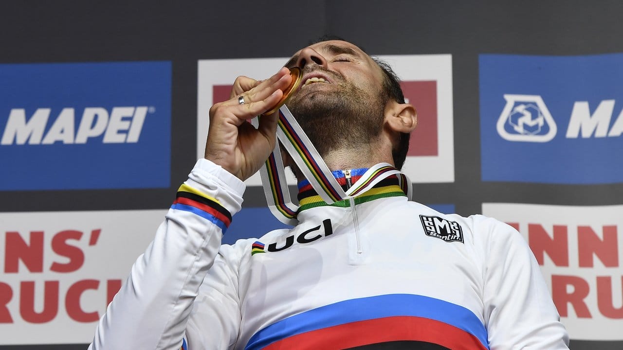 Der spanische Radprofi Alejandro Valverde trägt das Regenbogentrikot des amtierenden Radweltmeisters.