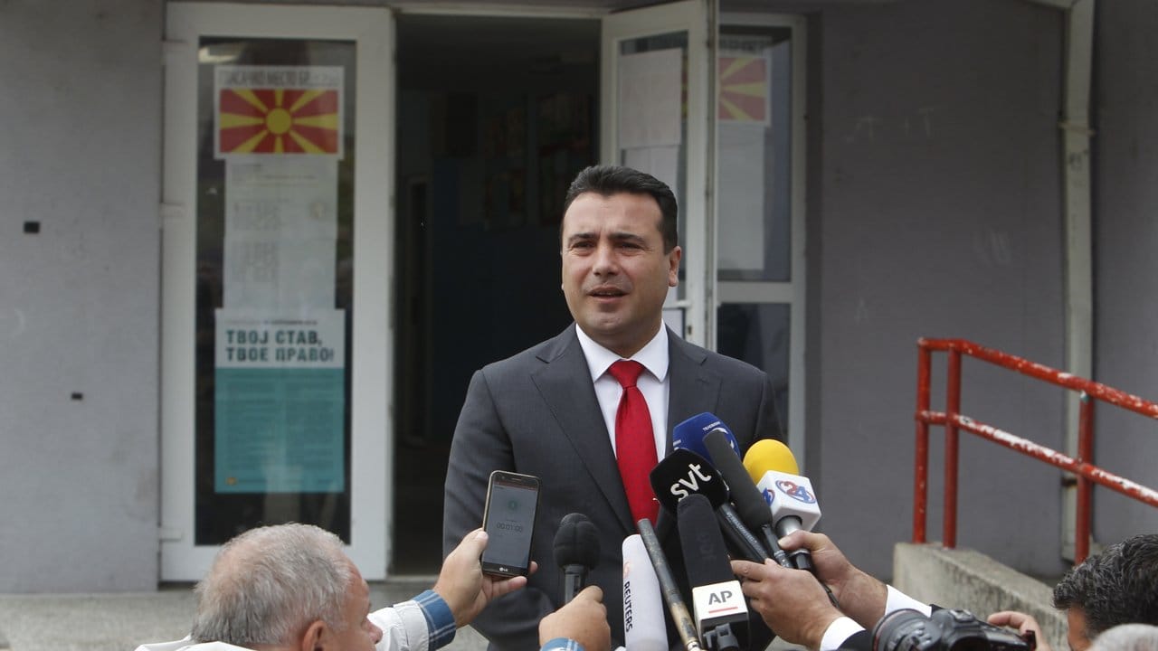 Der mazedonische Premierminister Zoran Zaev spricht mit Medienvertretern, nachdem er in einem Wahllokal in Strumica seine Stimme abgegeben hat. Der mazedonische Premierminister Zoran Zaev spricht mit Medienvertretern, nachdem er in einem Wahllokal in Strumica seine Stimme abgegeben hat.