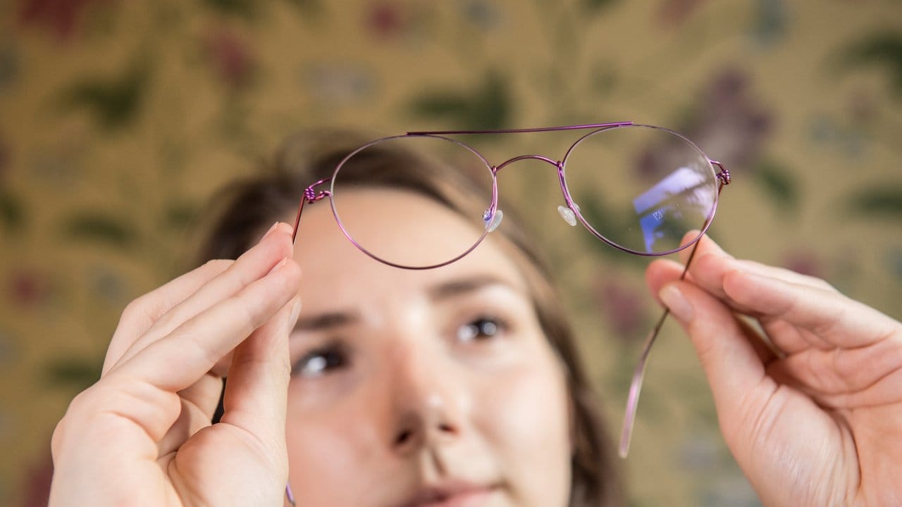 Augenoptiker reparieren auch kaputte Brillen.