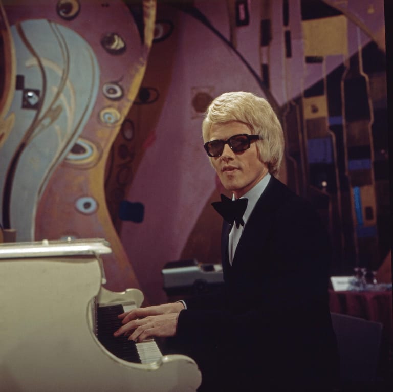 Am Klavier: Heino singt nicht nur, sondern begleitet sich auch selbst am Flügel. So wie hier bei einem Auftritt in den 1970ern im NDR-Fernsehen.