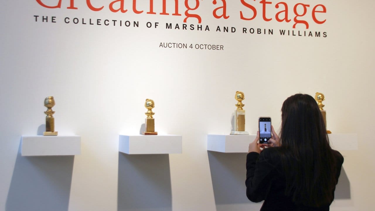 Golden Globes aus der Sammlung des Schauspielers Robin Williams im Auktionshaus Sotheby's in New York.