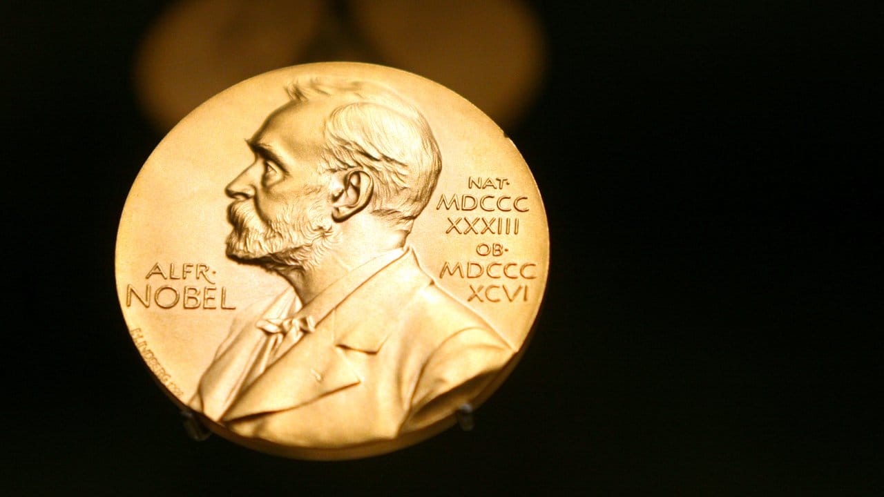 Eine Medaille mit dem Konterfei von Alfred Nobel ist am im Nobel Museum zu sehen.