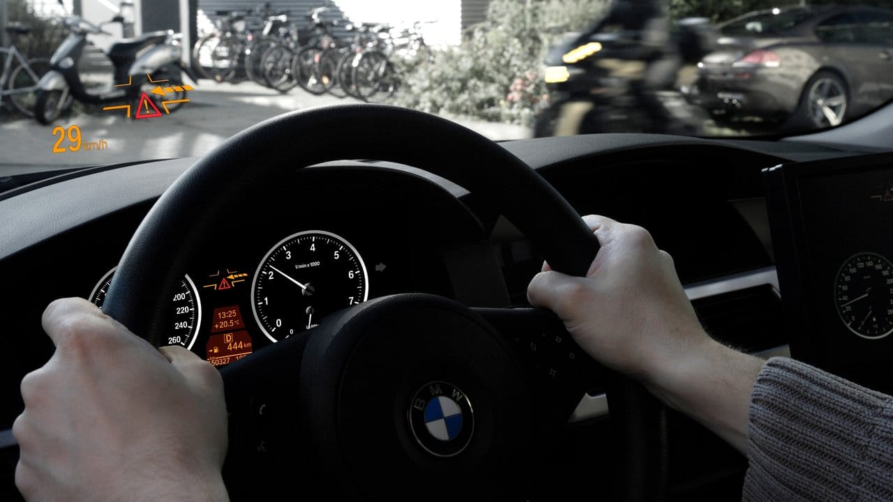 Nicht nur die Sicherheit von Motorradfahrern untereinander soll durch Konnektivität erhöht werden - auch Autos können schon im Vorfeld gewarnt werden.