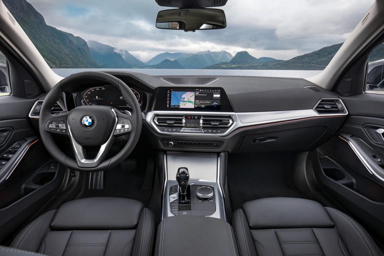 Das Cockpit: Neben mehr Assistenten bietet BMW eine neue, Sprachsteuerung an, die sehr viel besser funktionieren soll als noch beim Vorgänger.