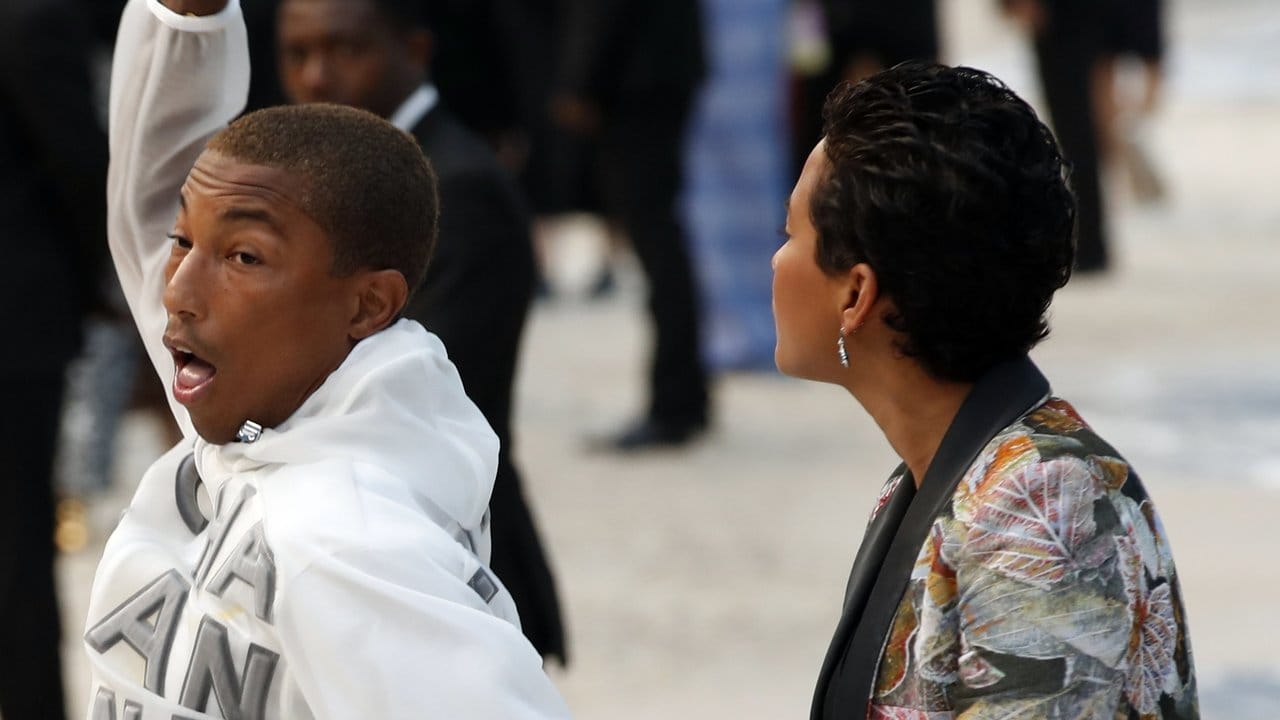 Pharrell Williams und seine Frau Helen Lasichanh bei der Chanel-Show in Paris.