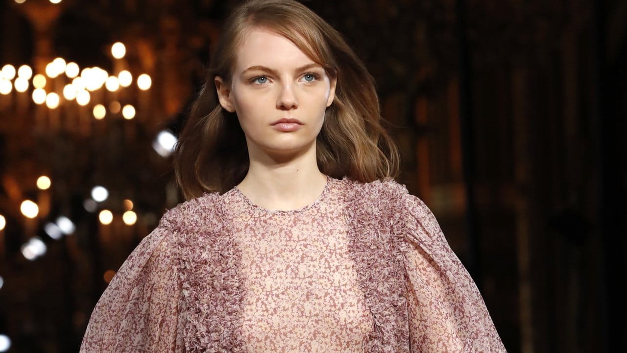 Ein Model präsentiert die Frühjahr/Sommer 2019 Kollektion von Stella McCartney auf der Pariser Modewoche.