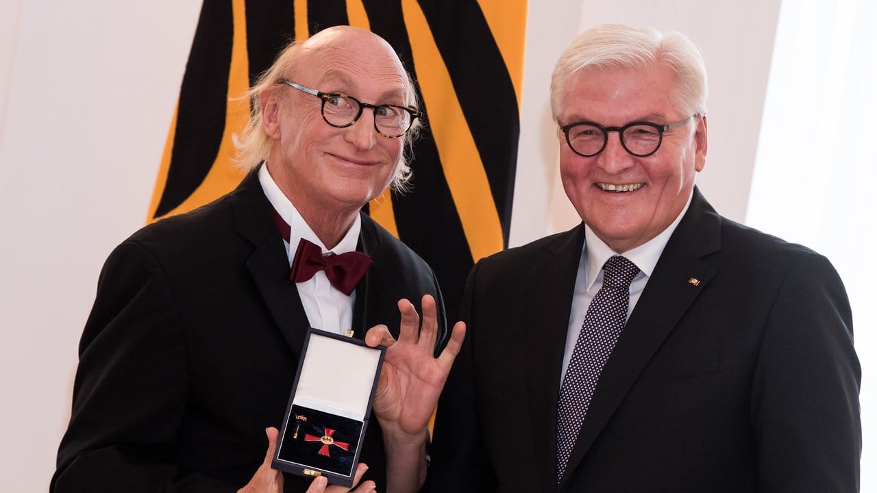 Otto Waalkes (l) erhielt von Bundespräsident Frank-Walter Steinmeier den Verdienstorden der Bundesrepublik Deutschland. Otto Waalkes (l) erhielt von Bundespräsident Frank-Walter Steinmeier den Verdienstorden der Bundesrepublik Deutschland.