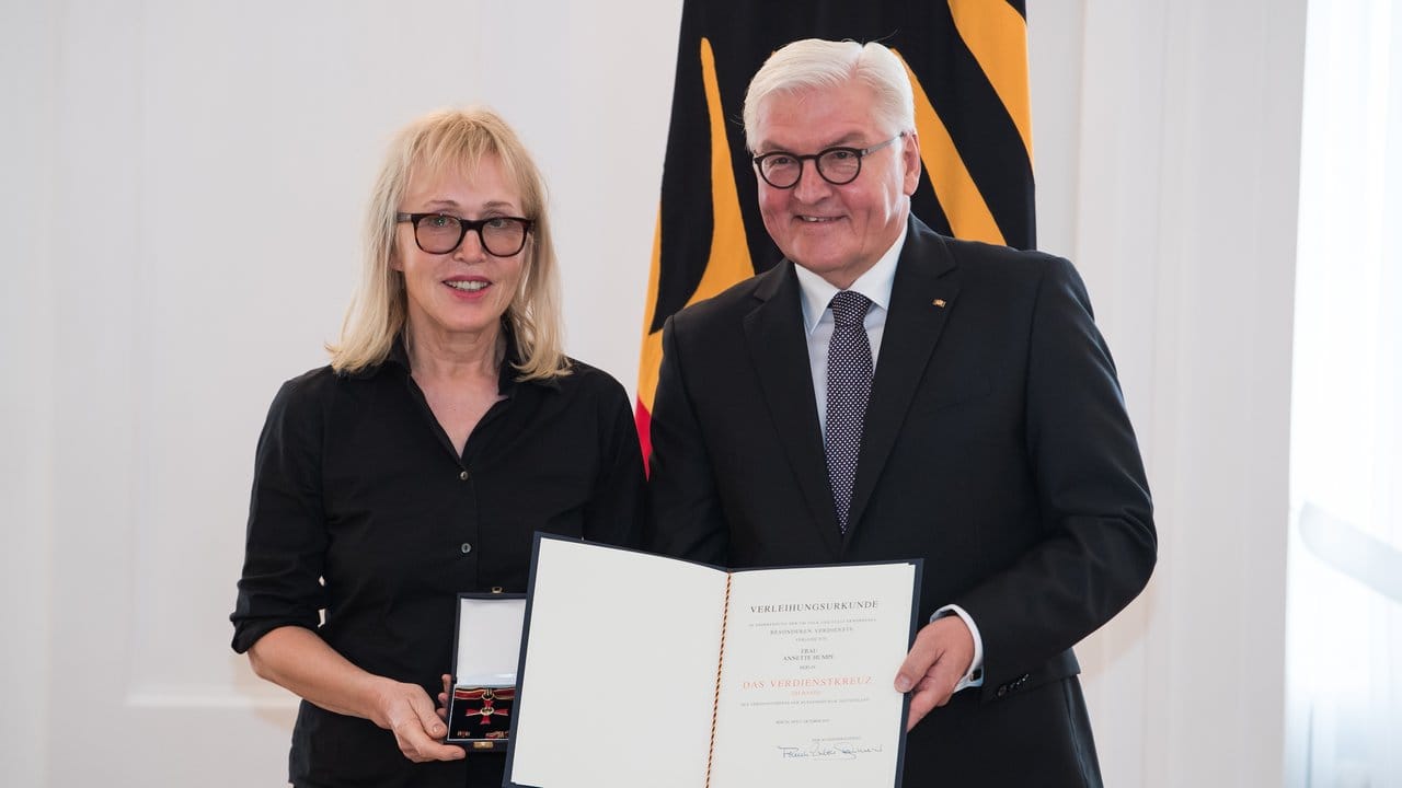 Musikerin Annette Humpe wurde vom Bundespräsidenten ausgezeichnet. Musikerin Annette Humpe wurde vom Bundespräsidenten ausgezeichnet.