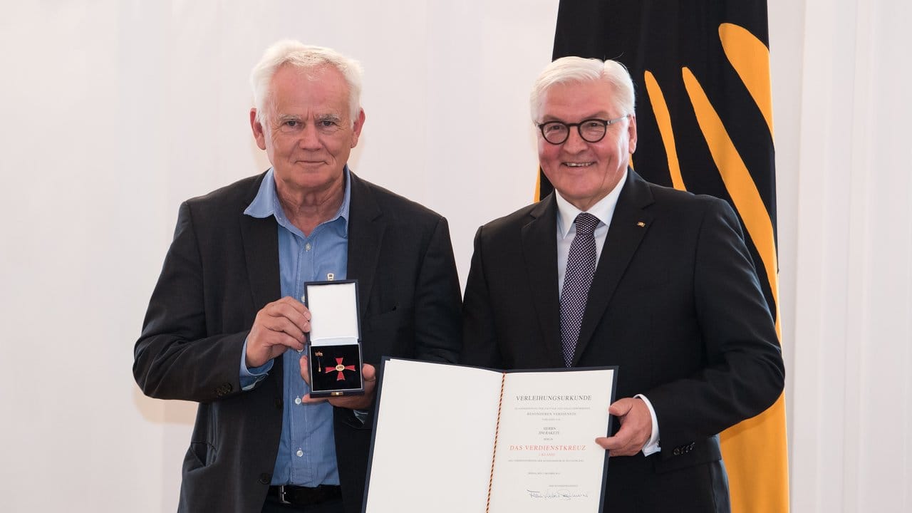 Fotograf Jim Rakete (l) mit Vedienstkreuz. Fotograf Jim Rakete (l) mit Vedienstkreuz.