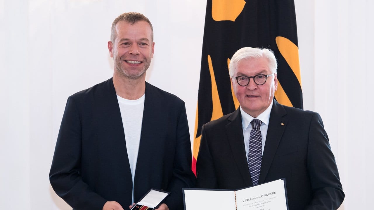 Der Fotokünstler Wolfgang Tillmans mit Frank-Walter Steinmeier im Schloss Bellevue. Der Fotokünstler Wolfgang Tillmans mit Frank-Walter Steinmeier im Schloss Bellevue.