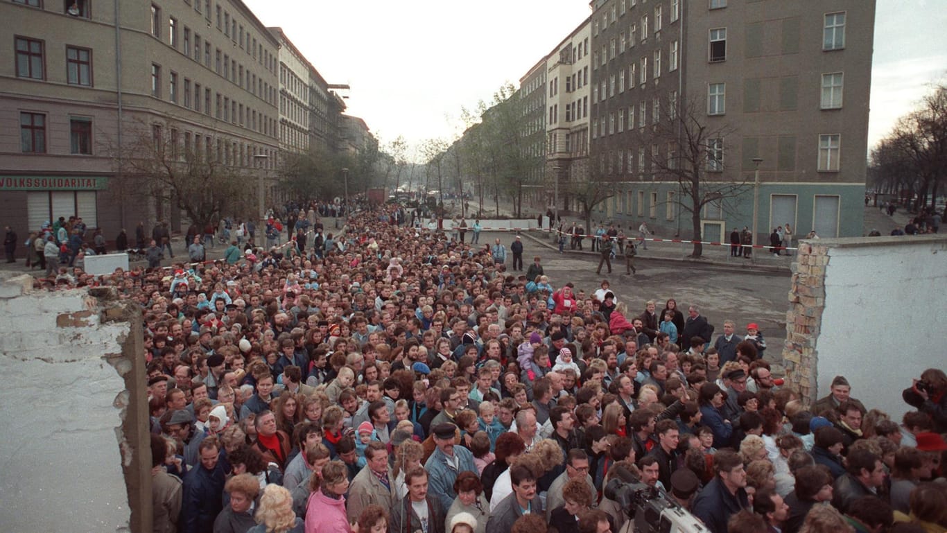 Der Grenzübergang an der Bernauer Straße am 12. November 1989