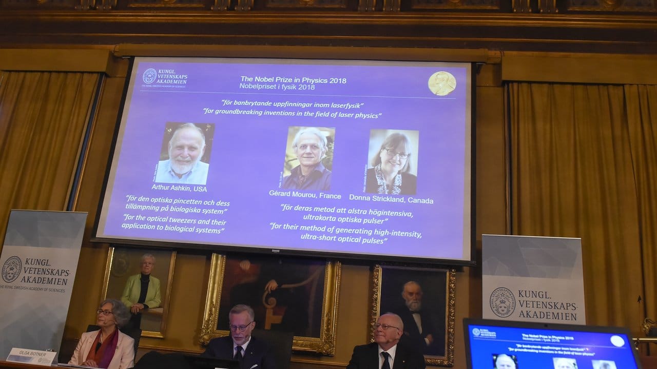 Die Nobelpreisträger für Physik 2018, Arthur Ashkin aus den USA (l-r), Gerard Mourou aus Frankreich und Donna Strickland aus Kanada. Die Nobelpreisträger für Physik 2018, Arthur Ashkin aus den USA (l-r), Gerard Mourou aus Frankreich und Donna Strickland aus Kanada.