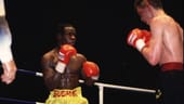 Gegen Chris Eubank (li.) kassiert "Rocky" 1994 eine umstrittene Niederlage im WM-Kampf im Supermittelgewicht.
