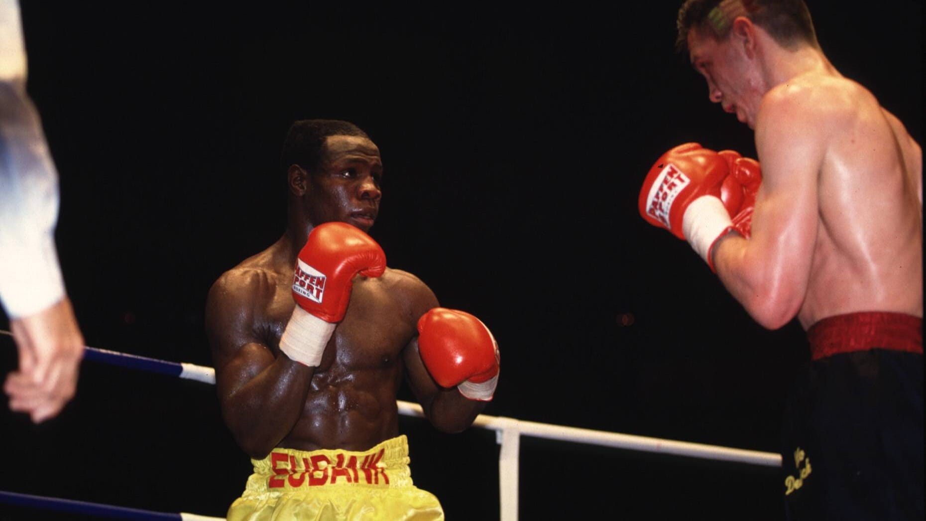 Gegen Chris Eubank (li.) kassiert "Rocky" 1994 eine umstrittene Niederlage im WM-Kampf im Supermittelgewicht.