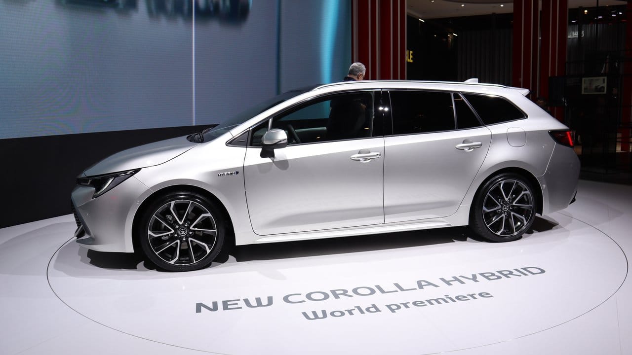 Toyota bereitet mit dem Comeback des Corolla als ausschließlich mit Hybridmotoren lieferbarem Fünftürer und Kombi den Abschied vom Auris vor.