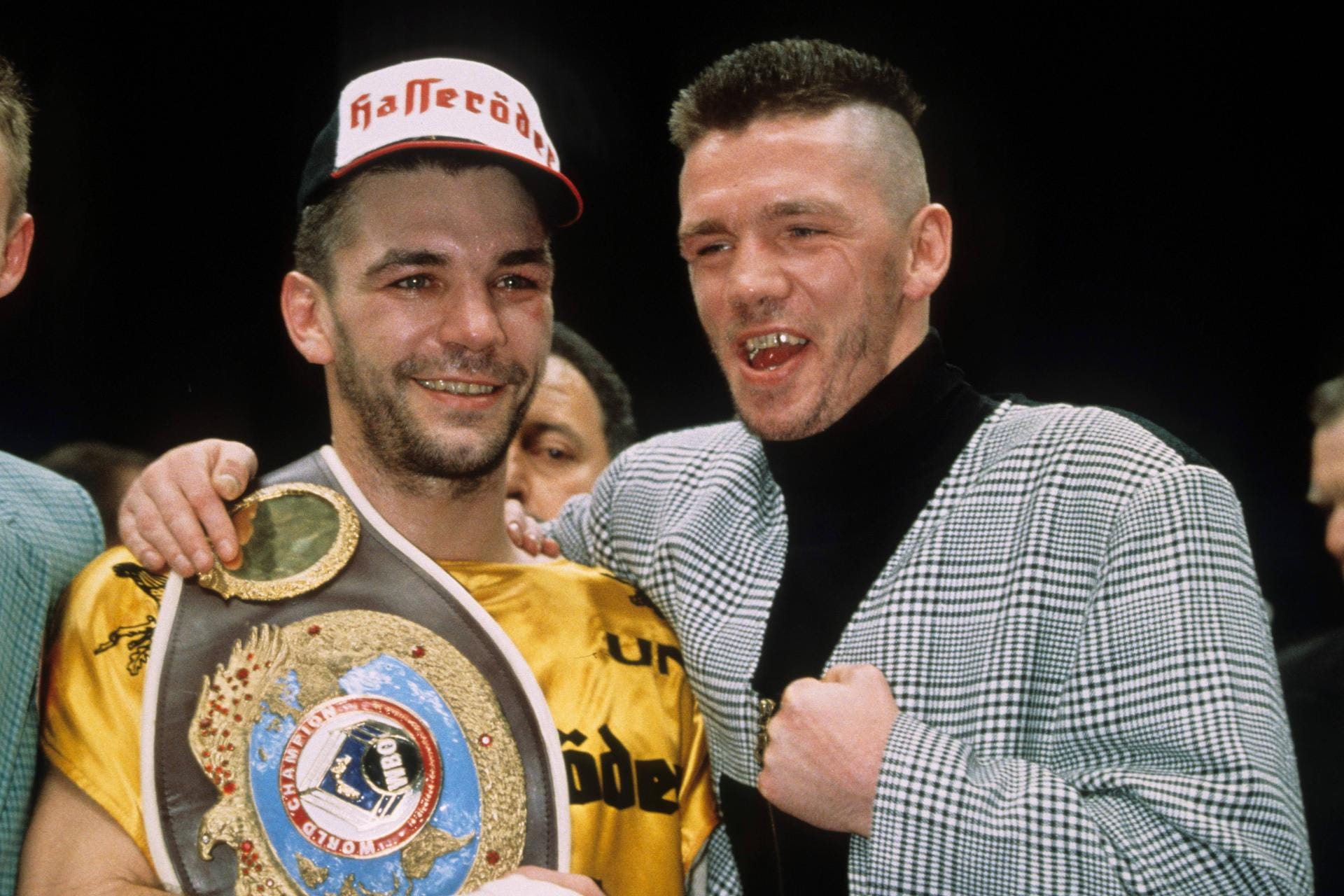 Auch Bruder Ralf Rocchigiani (li.) war ein erfolgreicher Boxer. Hier feiert Rocky den Weltmeister-Titel seines Bruders im Cruisergewicht.