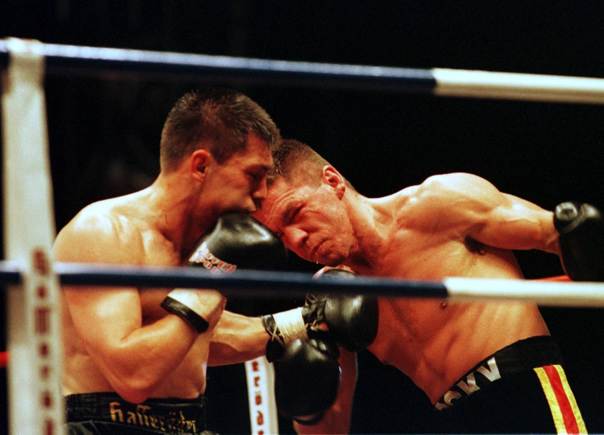 Gegen Dariusz Michalczewski (li.) wird Rocky im August 1996 disqualifiziert. Der temperamentvolle Boxer fühlt sich betrogen.