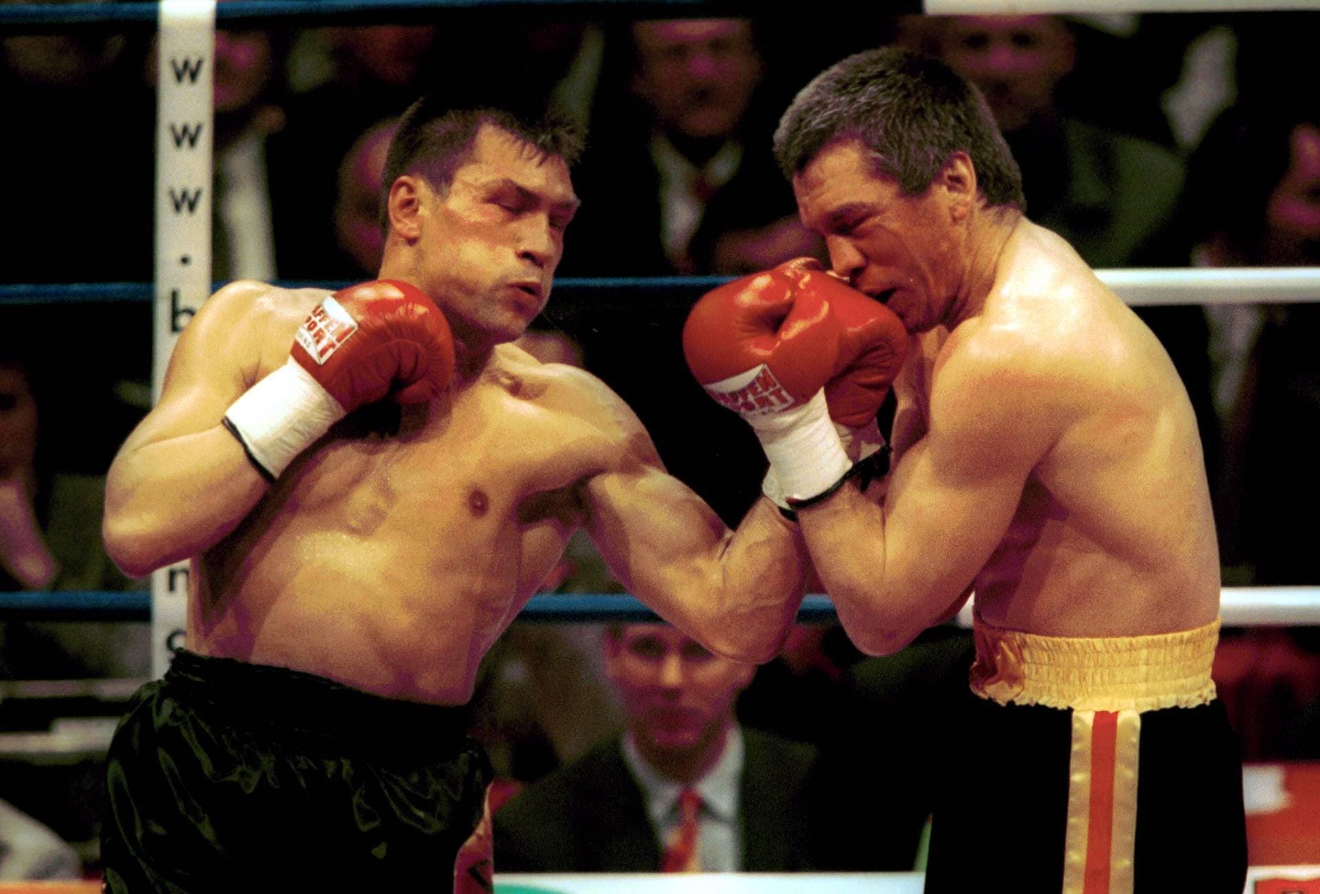 April 2000: Zweiter Kampf gegen Dariusz Michalczewski. Wieder unterliegt Rocky.