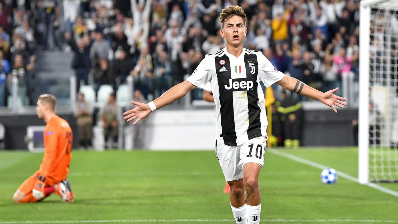 Juve-Stürmer Paulo Dybala (r) feiert das zweite seiner drei Tore, Bern-Keeper David von Ballmoos ist geschlagen. Juve-Stürmer Paulo Dybala (r) feiert das zweite seiner drei Tore, Bern-Keeper David von Ballmoos ist geschlagen.