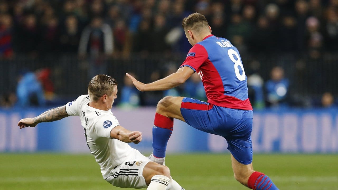 Reals Toni Kroos (l) versucht ZSKA-Akteur Nikola Vlasic zu stoppen. Reals Toni Kroos (l) versucht ZSKA-Akteur Nikola Vlasic zu stoppen.