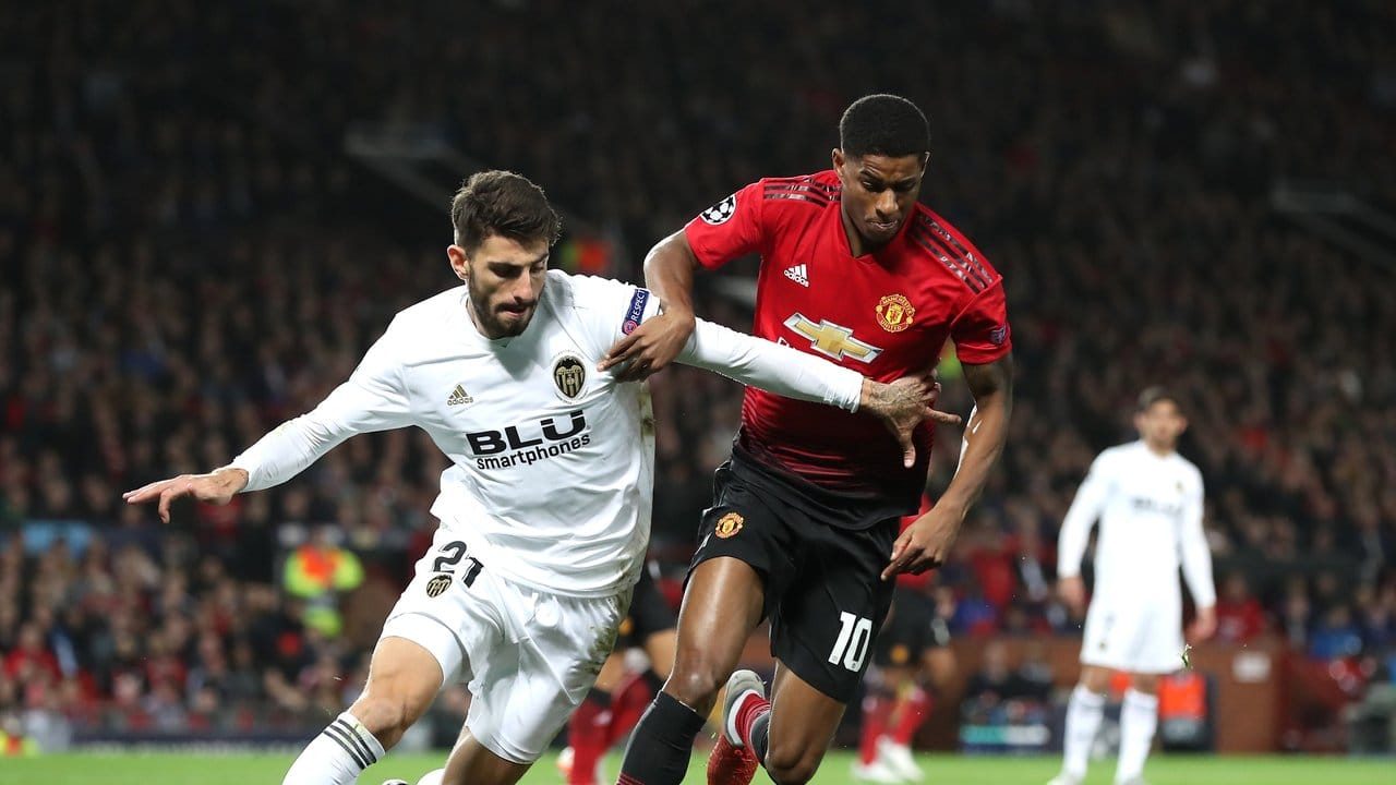 Manchesters Marcus Rashford (r) versucht Valencia-Profi Cristiano Piccini zu entkommen. Manchesters Marcus Rashford (r) versucht Valencia-Profi Cristiano Piccini zu entkommen.