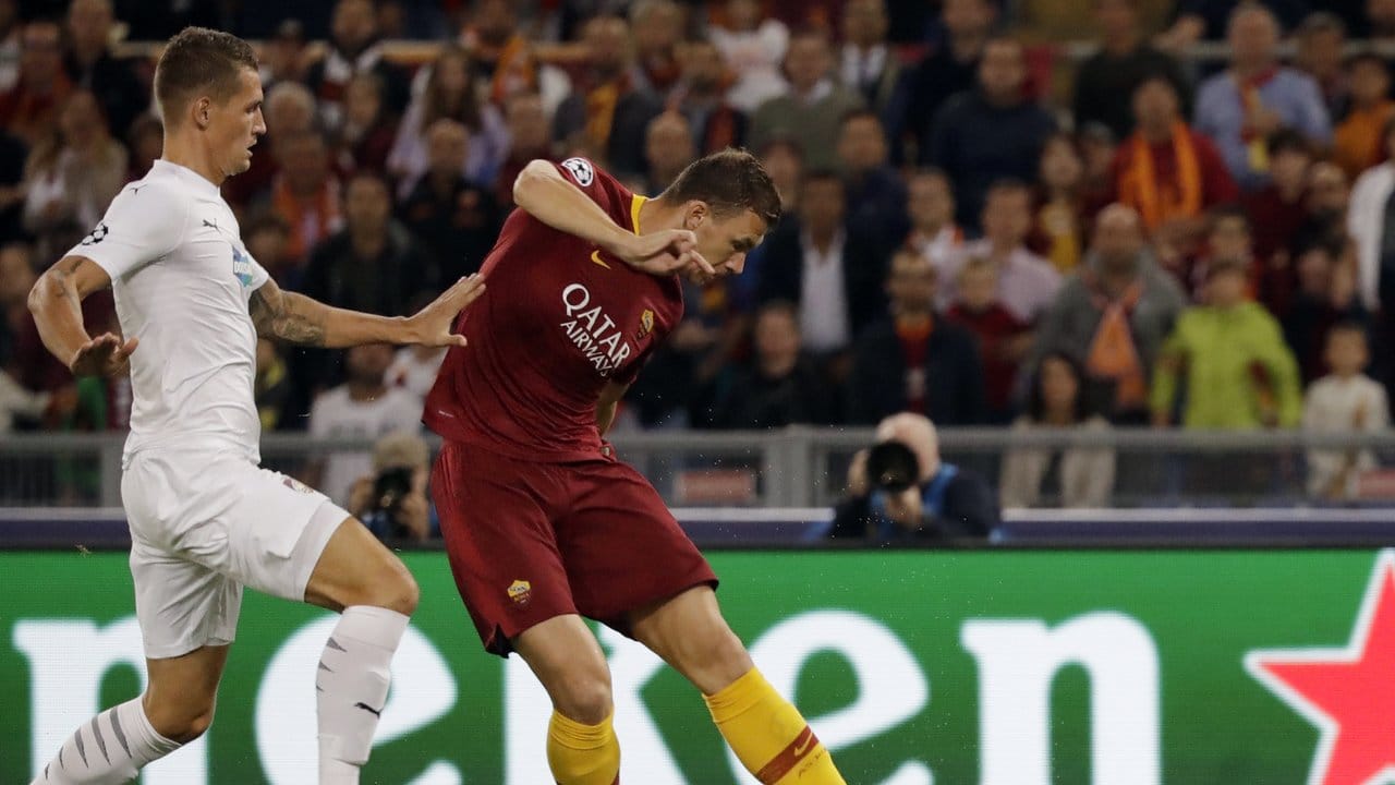 Roms Edin Dzeko (r) zieht zum 1:0 gegen Pilsen ab. Roms Edin Dzeko (r) zieht zum 1:0 gegen Pilsen ab.