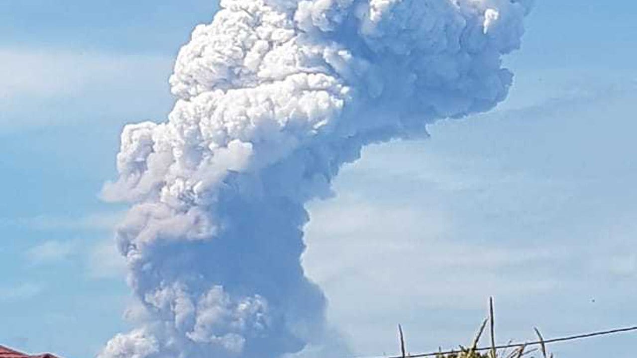 Eine Aschewolke steigt über dem Vulkan Soputan auf der Insel Sulawesi auf.