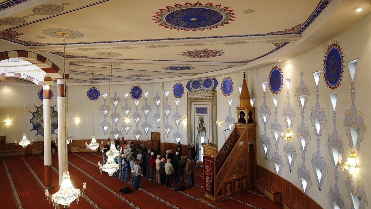 Besucher stehen am Tag der offenen Moschee im Gebetsraum der Yavuz-Sultan-Selim-Moschee in Mannheim.