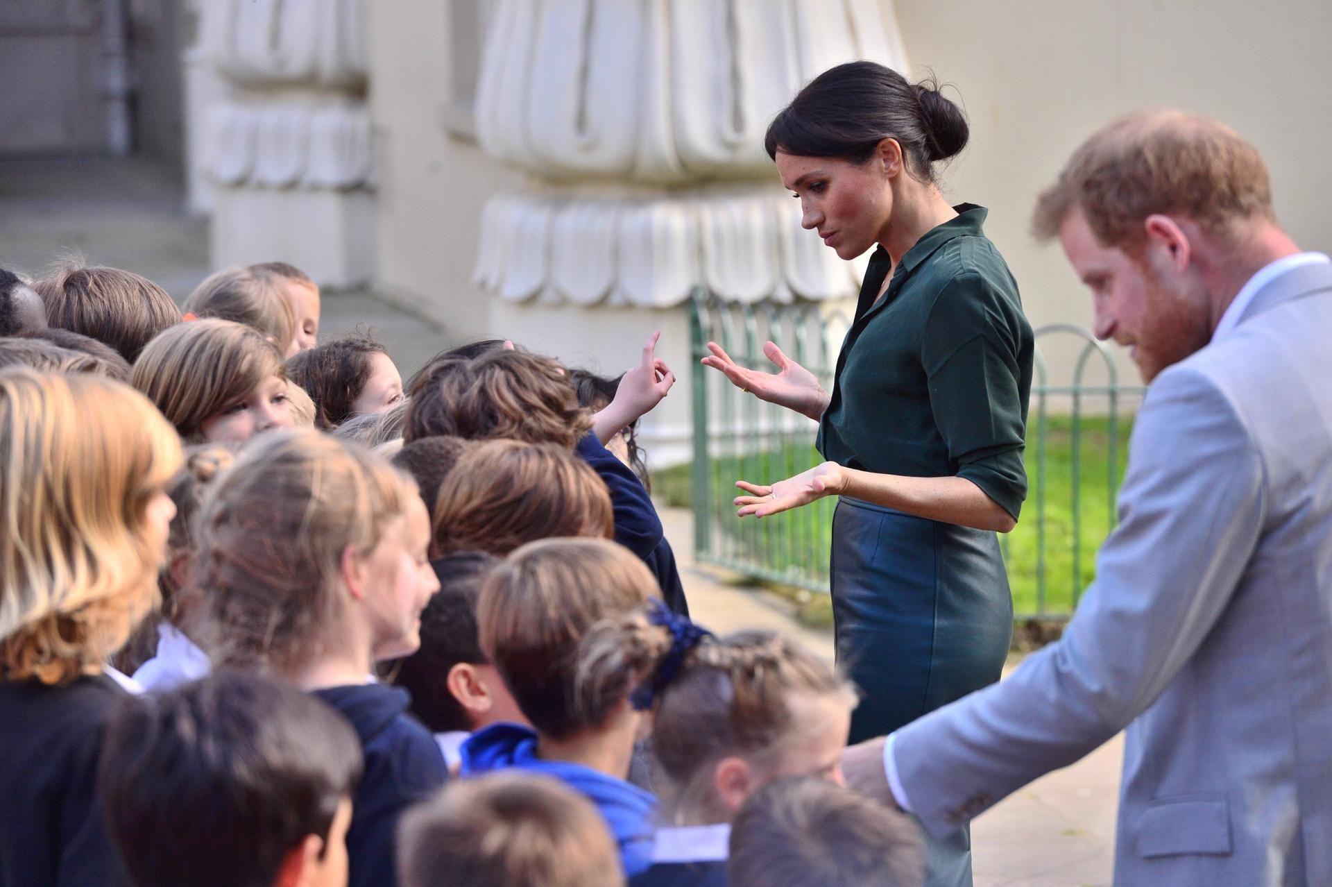 3. Oktober 2018: Gemeinsam mit Prinz Harry besuchte sie die Grafschaft Sussex. Dafür wählte Meghan einen dunkelgrünen Rock und ein farblich passendes Oberteil.