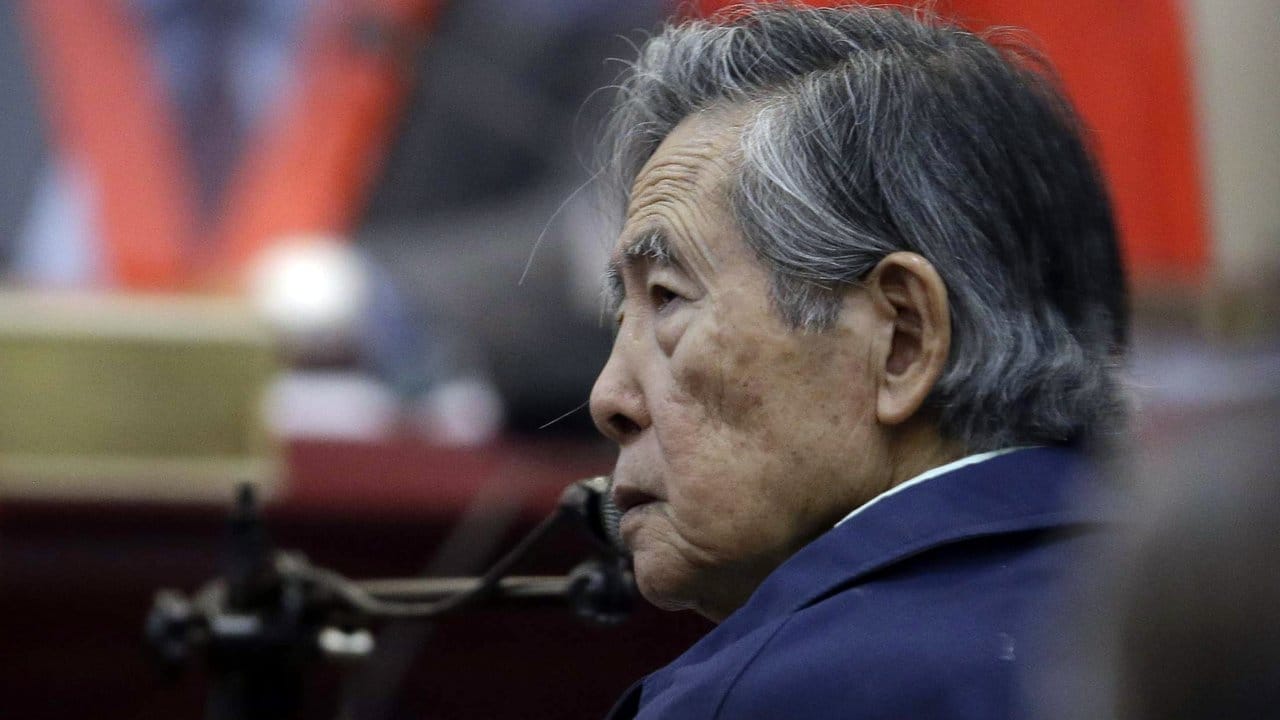 In seiner Amtszeit ließ Fujimori Sicherheitskräfte rigoros gegen linke und angeblich subversive Kräfte vorgehen.