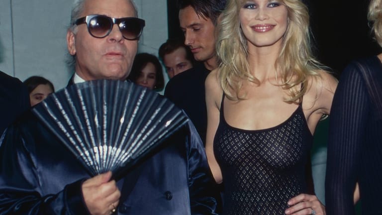Der Modezar und seine Muse: Karl Lagerfeld und Claudia Schiffer in den frühen 90ern.