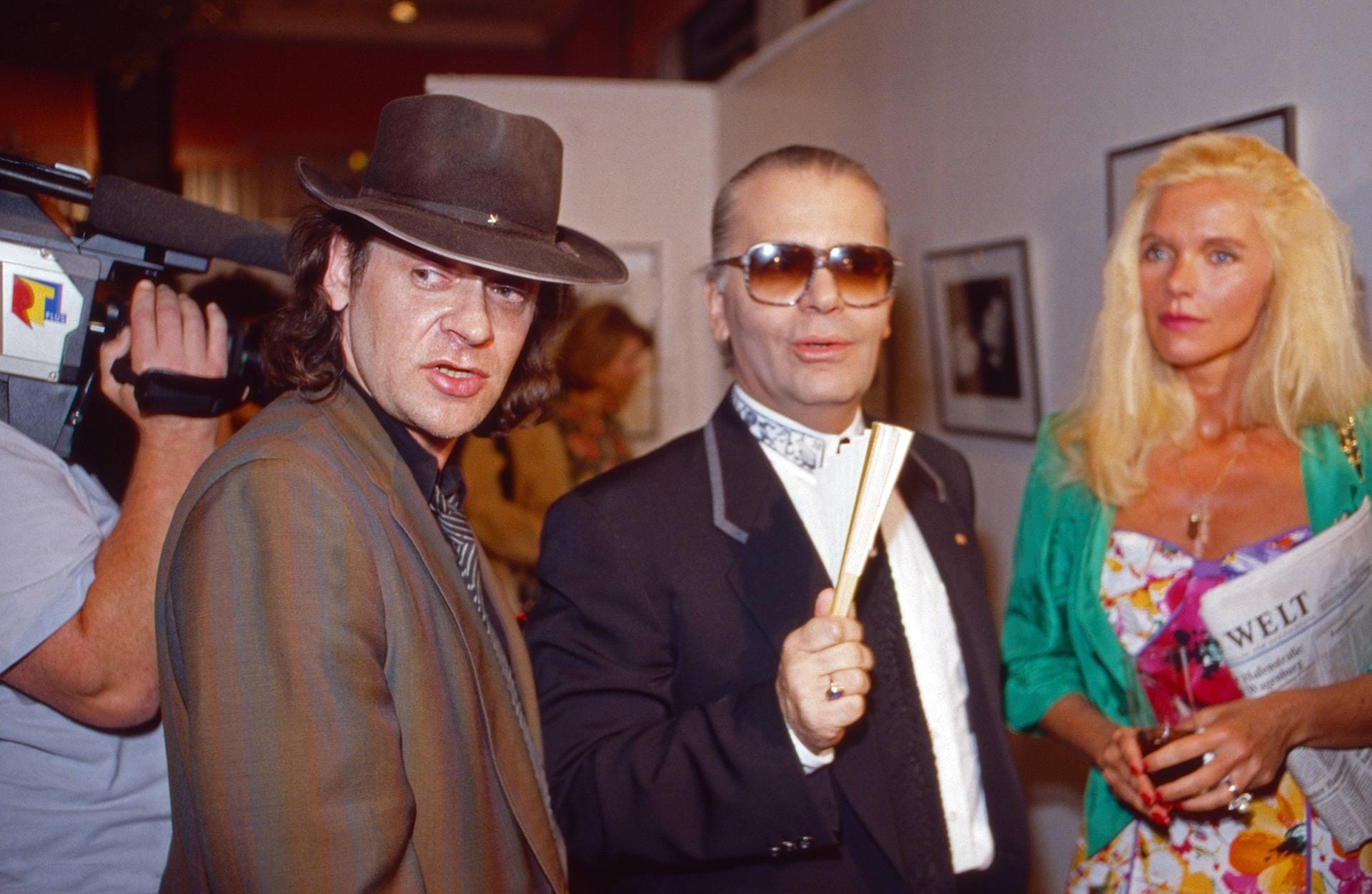 Gern gesehener Gast: Bei der röffnung seiner Fotografie-Ausstellung zeigte sich Karl Lagerfeld 1994 mit Udo Lindenberg und Gunilla von Bismarck.
