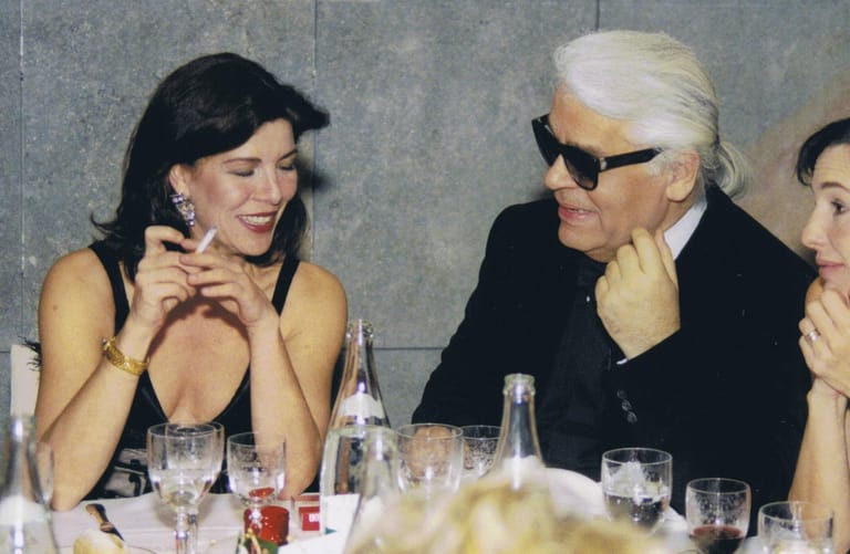 Auf eine Zigarette mit einer Prinzessin: Caroline von Monaco plauderte angeregt mit Karl Lagerfeld.