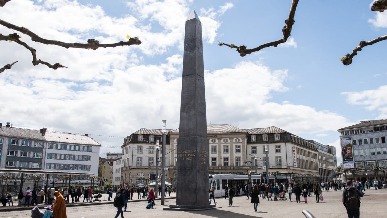 Der etwa 16 Meter hoher Obelisk von US-Künstler Olu Oguibe stand auf dem Kasseler Königsplatz.