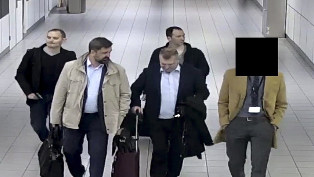 Aufgeflogen, ausgeflogen: Die ausgewiesenen russischen Spione auf dem Weg zu ihrem Flug.